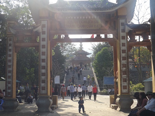 Du khách nô nức về Cửa Đạt dâng hương bà Chúa Thượng 